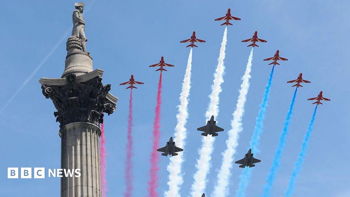 Em fotos: Trooping the Colour marca o aniversário oficial do Rei - BBC News