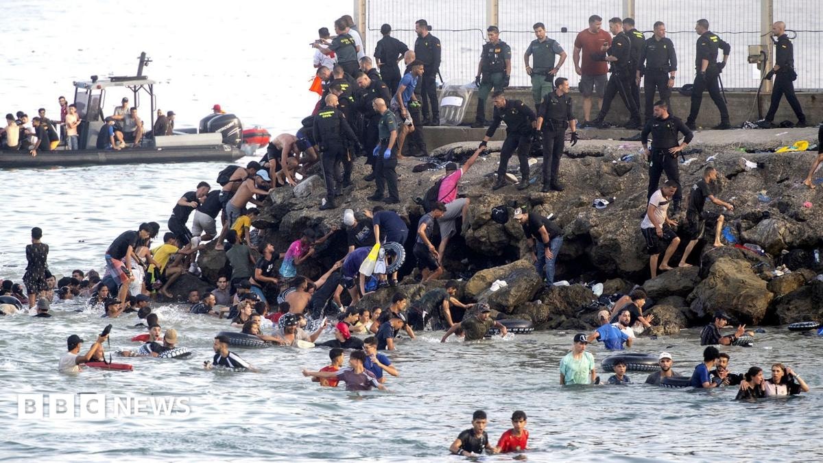 Ceuta: स्पेनिश क्षेत्र में प्रवासियों के प्रवेश के बाद EU ने सीमाओं को और मजबूत करने का आह्वान किया - BBC News