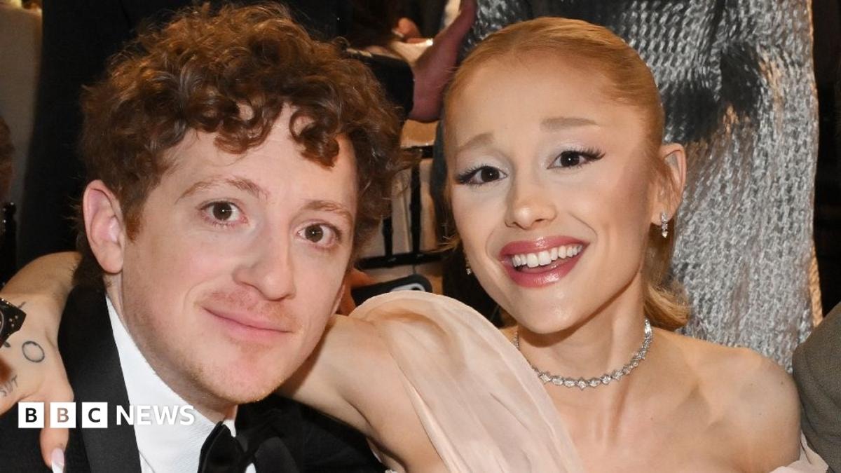 Ariana Grande 與 Ethan Slater:《Wicked》合作演員在交往三年後分手 - BBC News