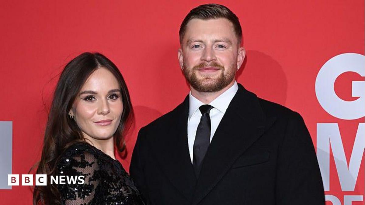 Holly Ramsay e Adam Peaty annunciano l'attesa del loro primo figlio - BBC News