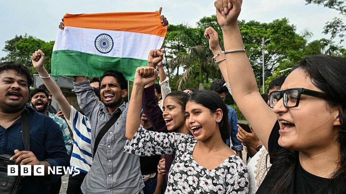 Dharmendra Pradhan: Indiase 'kakkerlak'-betogers breken staking na aftreden onderwijsminister - BBC News