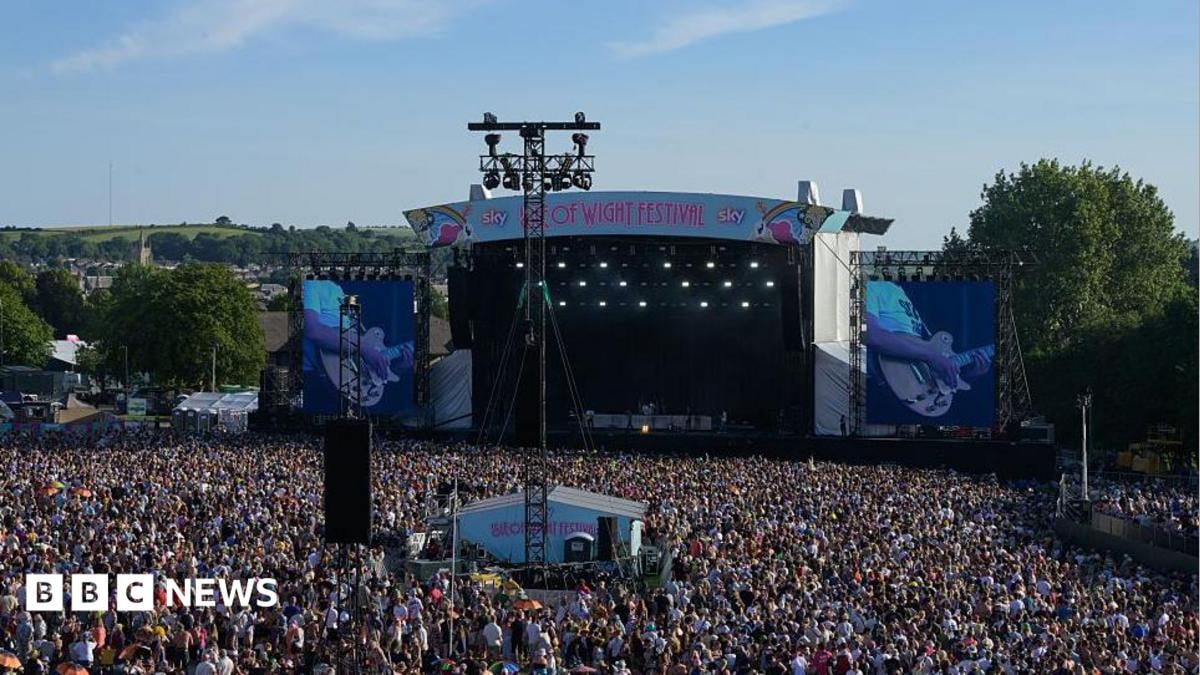 In immagini: si conclude il soleggiato Isle of Wight Festival - BBC News