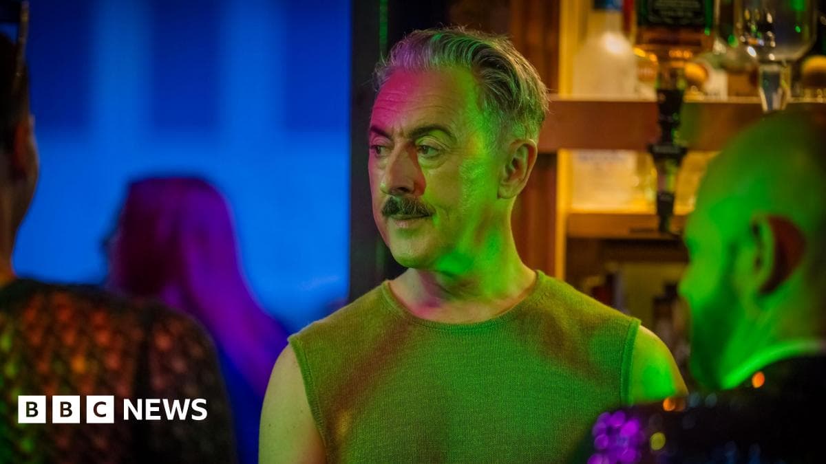 Tip Toe 제작자 Russell T Davies: '텔레비전이 세상을 바꿀 수 있기를 바란다' - BBC News