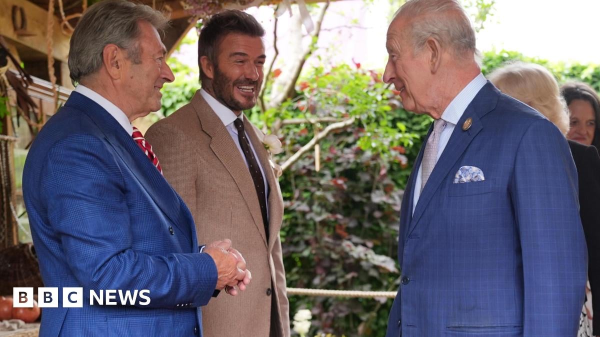 RHS Chelsea Flower Show: Charles and Camilla view gardens as gnome ban lifted - BBC News