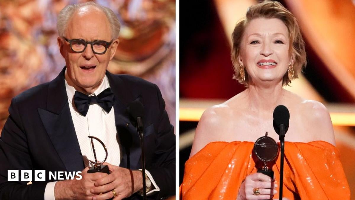 John Lithgow et Lesley Manville en tête des gagnants des Tony Awards - BBC News