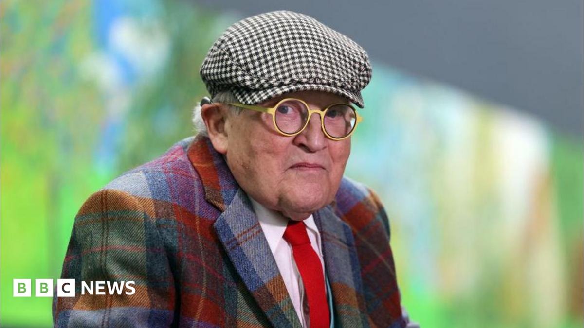 David Hockney: Low-key funeral held for giant of the art world - BBC News