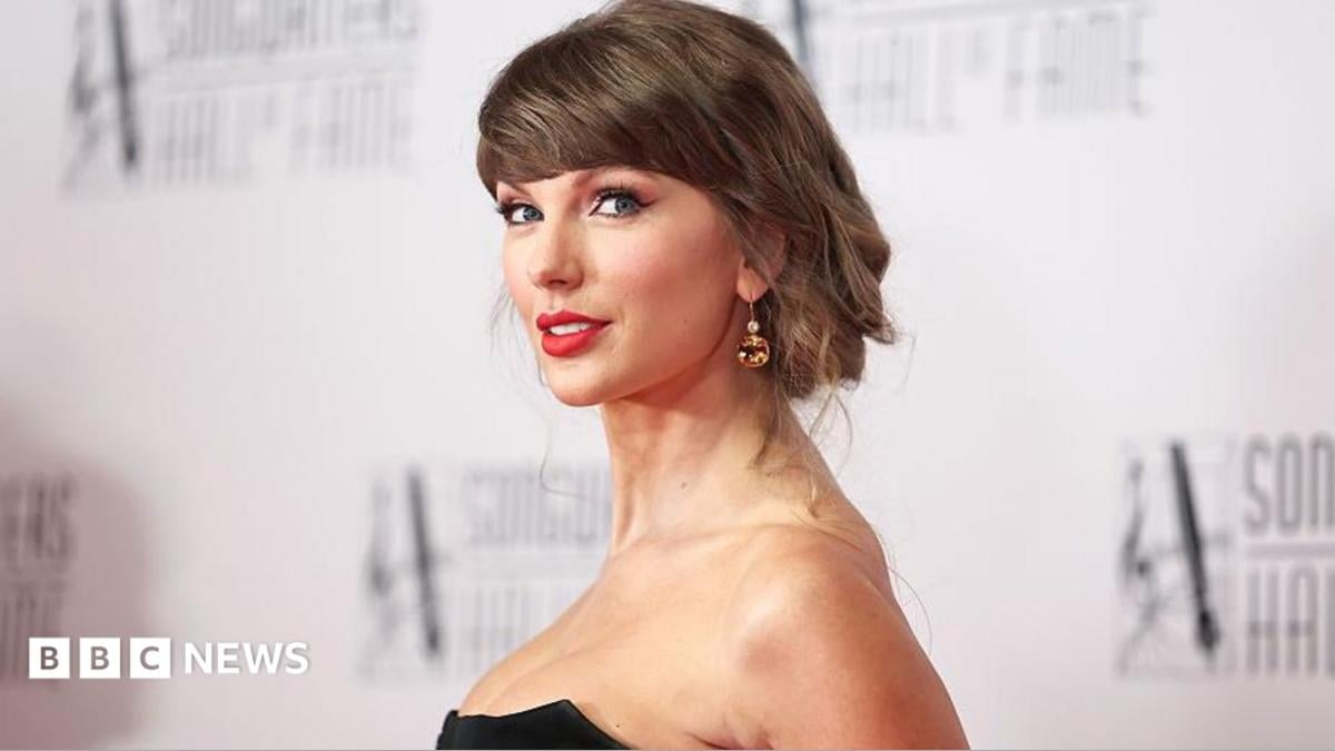 Taylor Swift: Singer tearfully thanks family as she makes history joining Songwriters Hall of Fame - BBC News