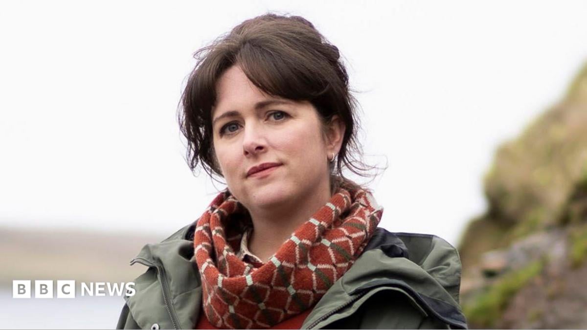 Fan favourite Tosh to leave Shetland TV show after 13 years - BBC News