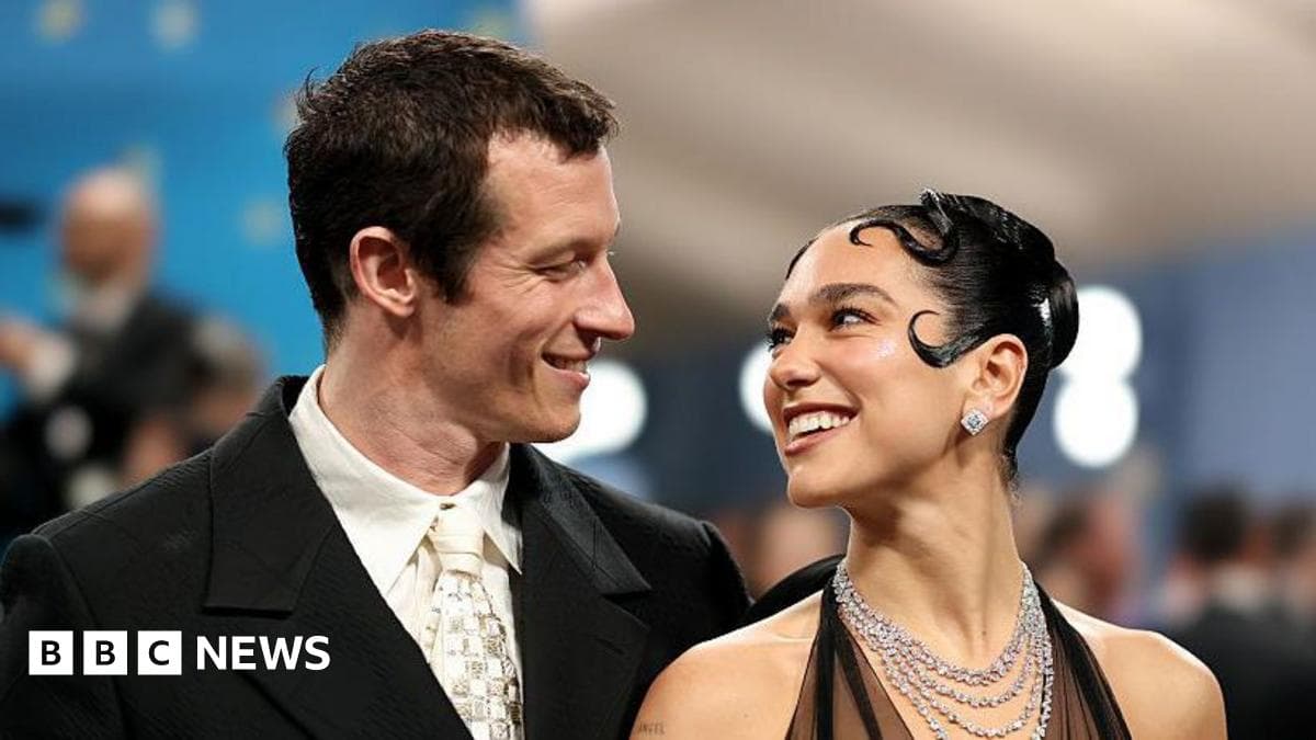 デュア・リパ、俳優のカラム・ターナーとロンドンの静かな式典で結婚 - BBC News