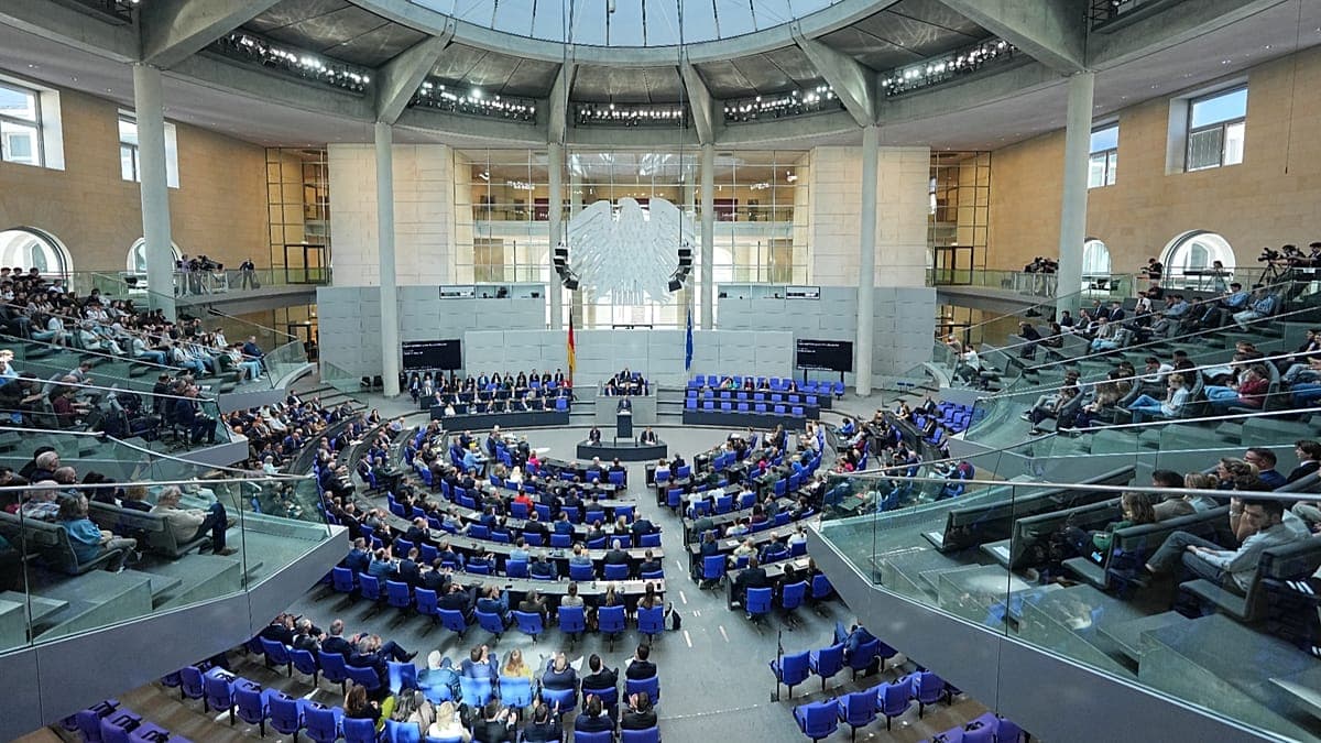 Deutschlands Merz kündigt weitreichende Reformen an: Steuersenkungen, Rentenreform und neue Regeln zum Krankengeld