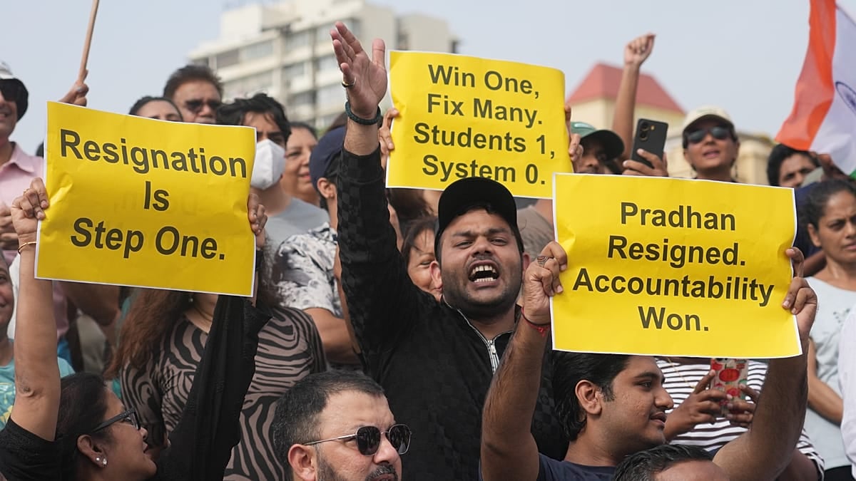 Indiase 'Cockroach'-beweging stopt protesten nadat onderwijsminister aftreedt