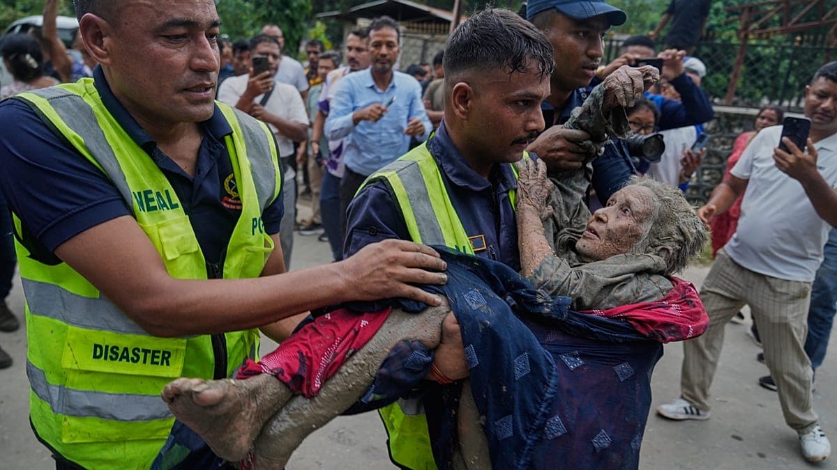 Cientos de turistas entre las víctimas en Nepal mientras Europa emite advertencias de viaje