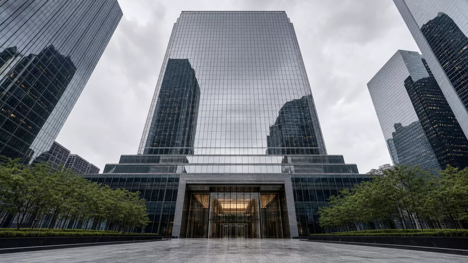 Il titolo di Goldman Sachs quota vicino ai massimi recenti, sostenuto dai risultati di investment banking e trading