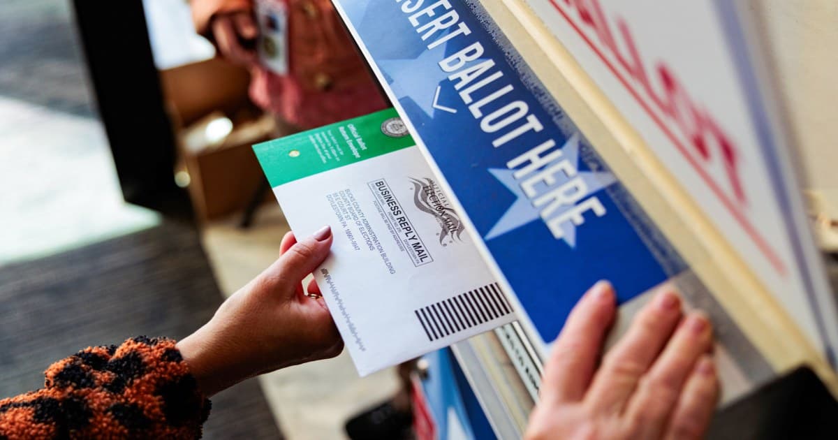 Un juez permite que el plan de Trump sobre los votos por correo proceda, al menos por ahora