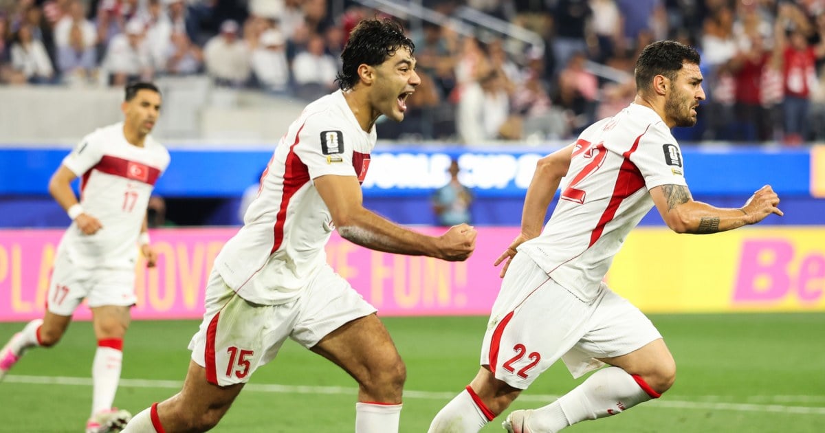 VS verliest nipt van Turkije met 3-2 door doelpunt in laatste seconden; Amerikanen stromen toch door naar ronde van 32 van het WK