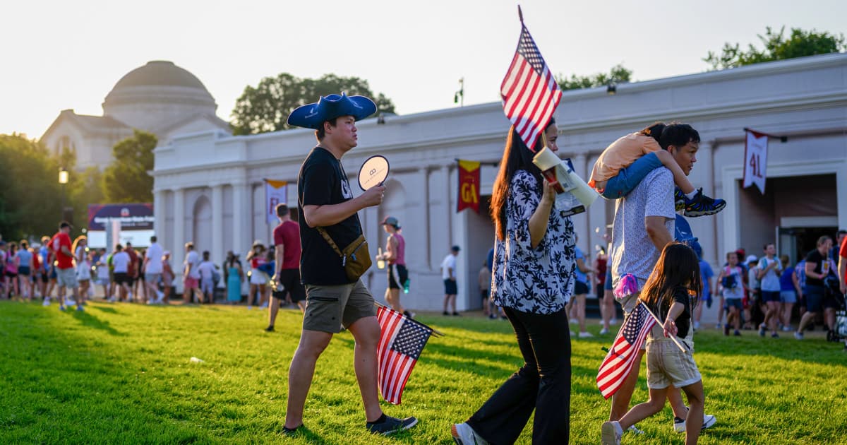アメリカ建国250周年:危険な熱波の中、7月4日の祝祭が展開
