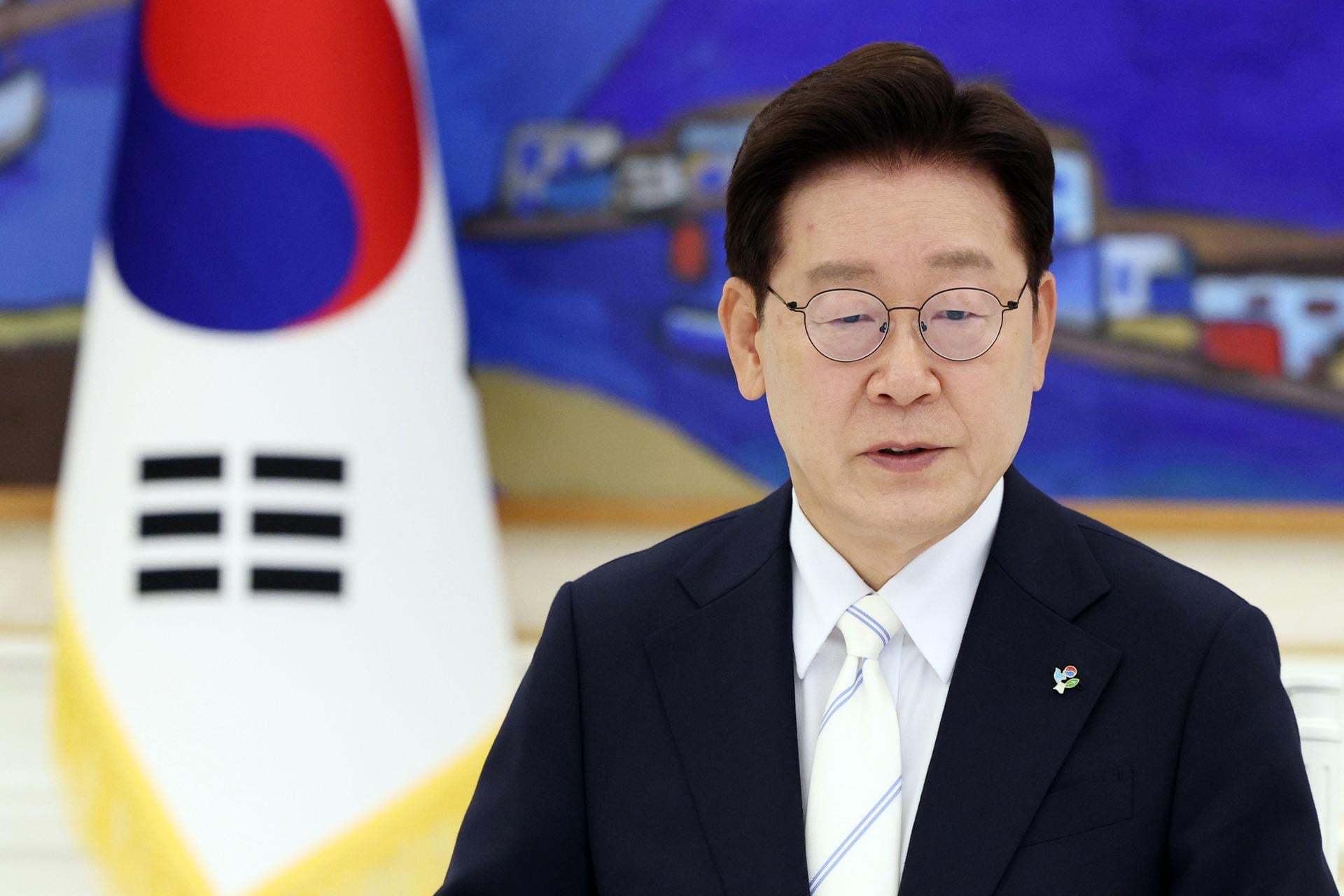 Zustimmungsrate von Lee sinkt nach Kommunalwahlen um fast 10 % - The Korea Times