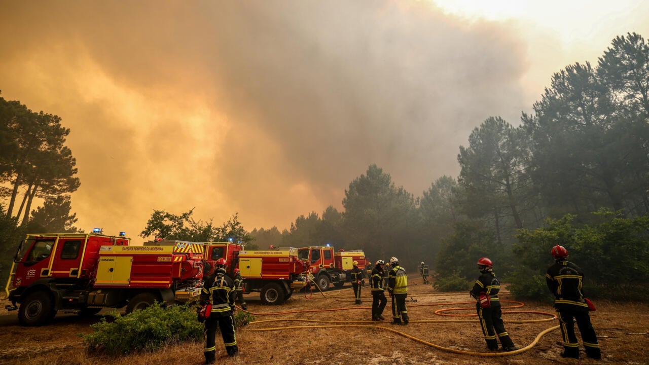 Macron mobilita l'esercito francese mentre un incendio 'senza precedenti' si avvicina a Bordeaux - France 24