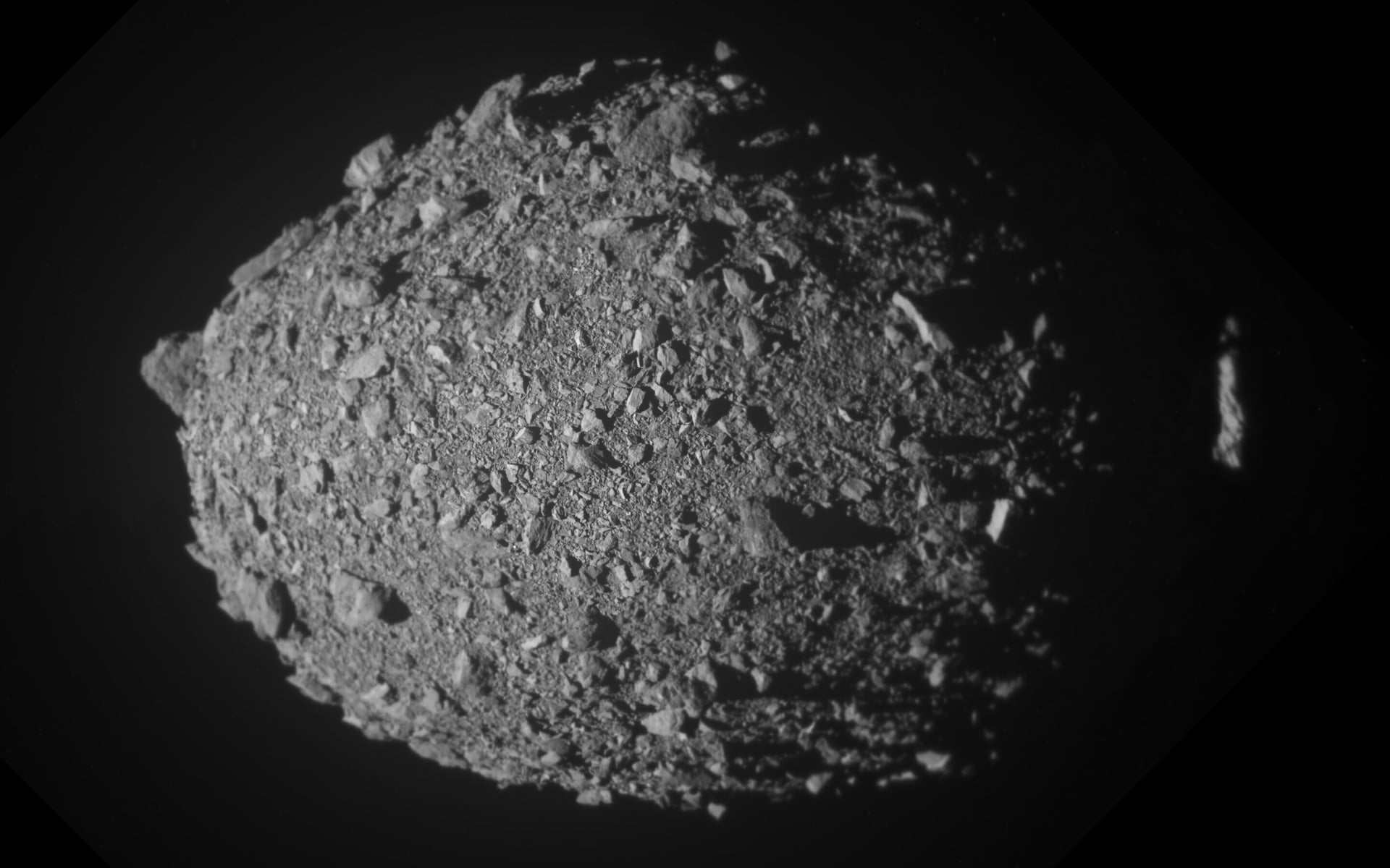 Japanse ruimtesonde scheert langs asteroïde in test voor planetaire defensie