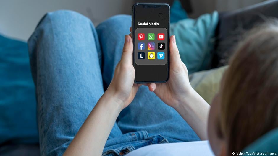 Esperti UE sollecitano restrizioni sui social media per i minori di 13 anni