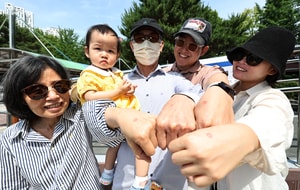 Snapshots from the polls - The Korea Herald