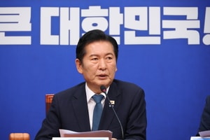 Ruling party chief resigns, expected to seek reelection for another term - The Korea Herald