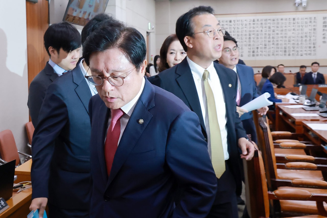 Ruling party wastes no time in confirming embattled nominees - The Korea Herald
