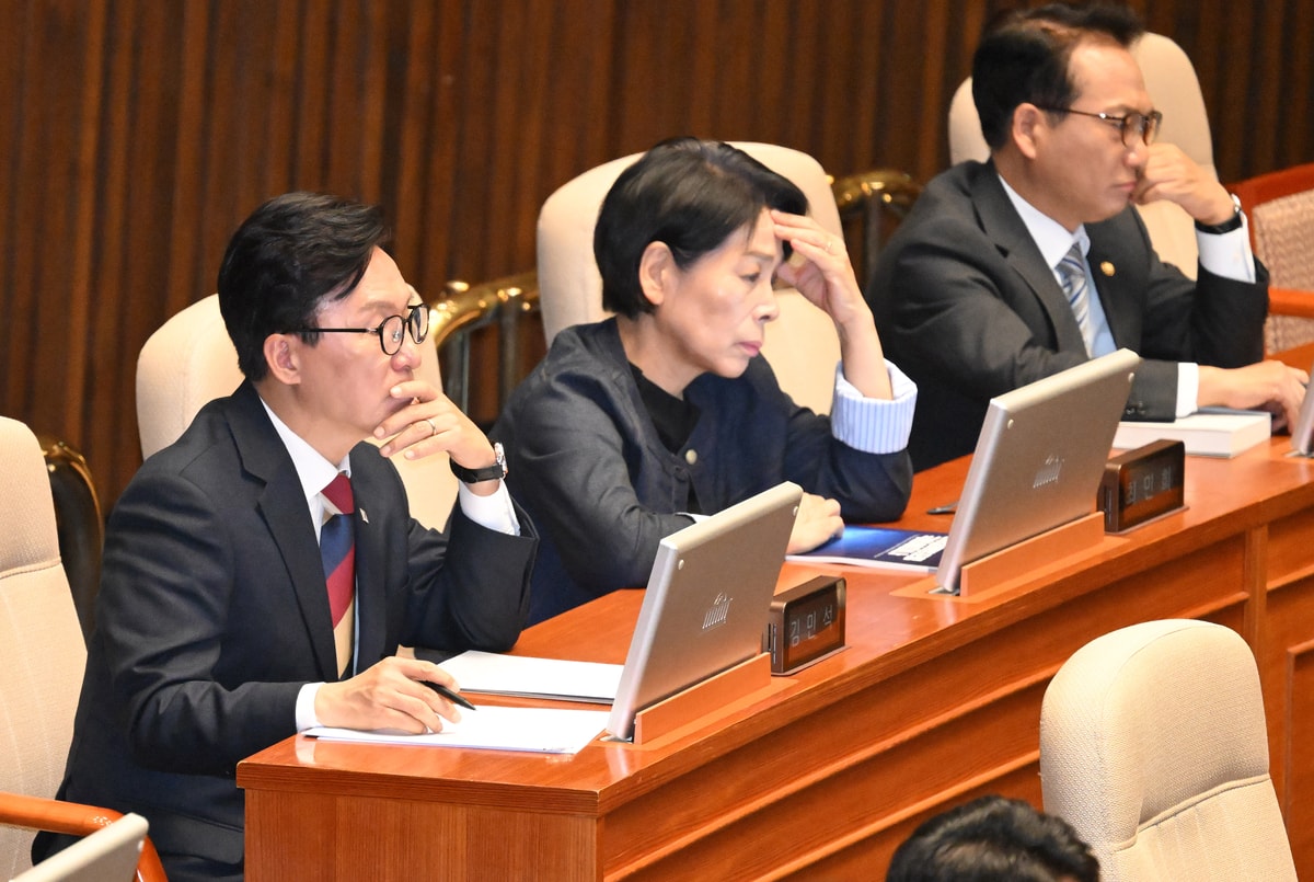 Parties Clash Over Constitutional Reform in Rival Floor Speeches - Seoul Economic Daily