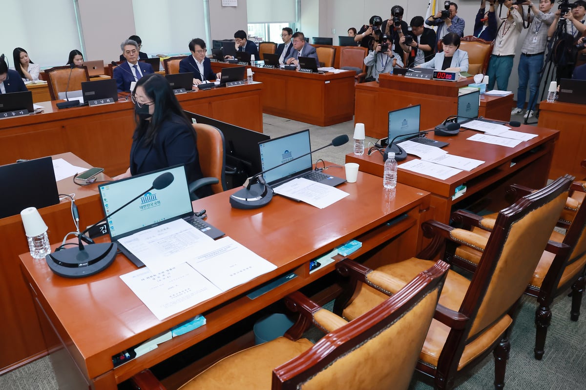 Il partito di governo spinge per la nomina del Ministro della Giustizia mentre l'opposizione boicotta le commissioni - Seoul Economic Daily
