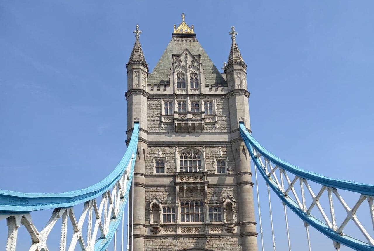 FTSE 100: Londoner Benchmark widerspricht europäischem Trend und schließt mit einem Plus von 0,13%, da Shell-Gewinne globalen Chip-Einbruch ausgleichen