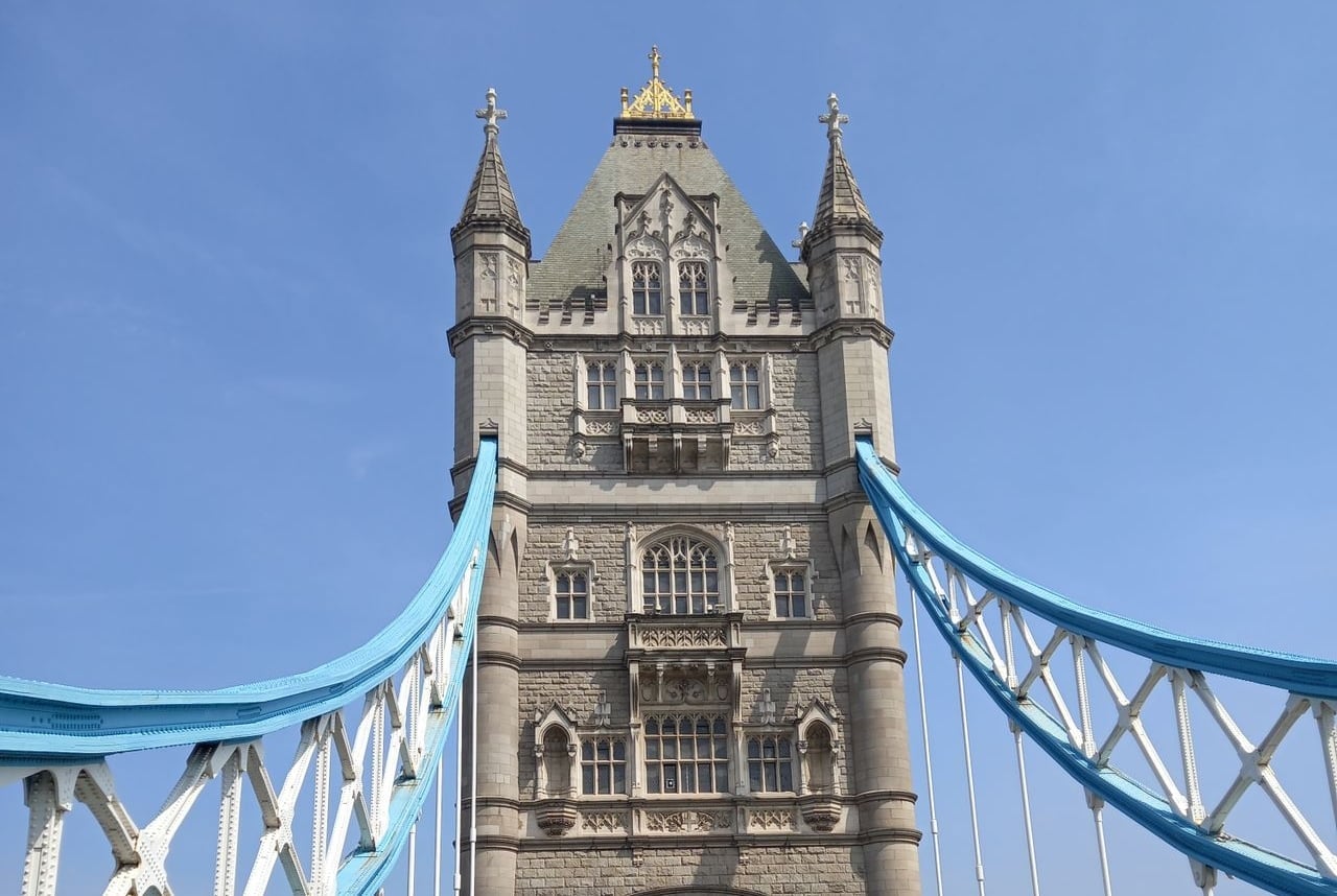 FTSE 100: Il benchmark di Londra contrasta il trend europeo e chiude in rialzo dello 0,13%, con i guadagni di Shell che compensano il crollo globale dei chip