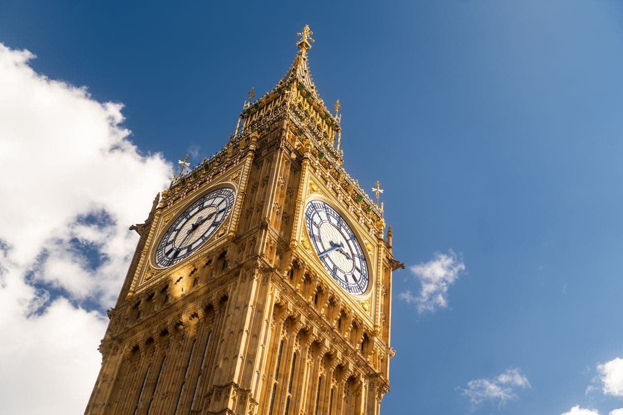 FTSE 100: l'indice di riferimento di Londra sale a 10.743, contrastando l'umore cauto dell'Europa