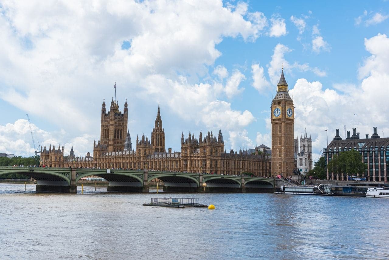 FTSE 100: London Benchmark Steadies Near 10,498 Amid Volatile Middle East-Driven Trading