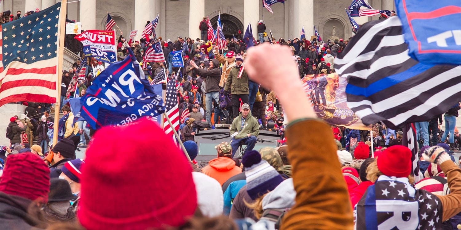 Le soutien à la violence politique chute globalement, bien que les partisans de MAGA restent les plus enclins à la justifier