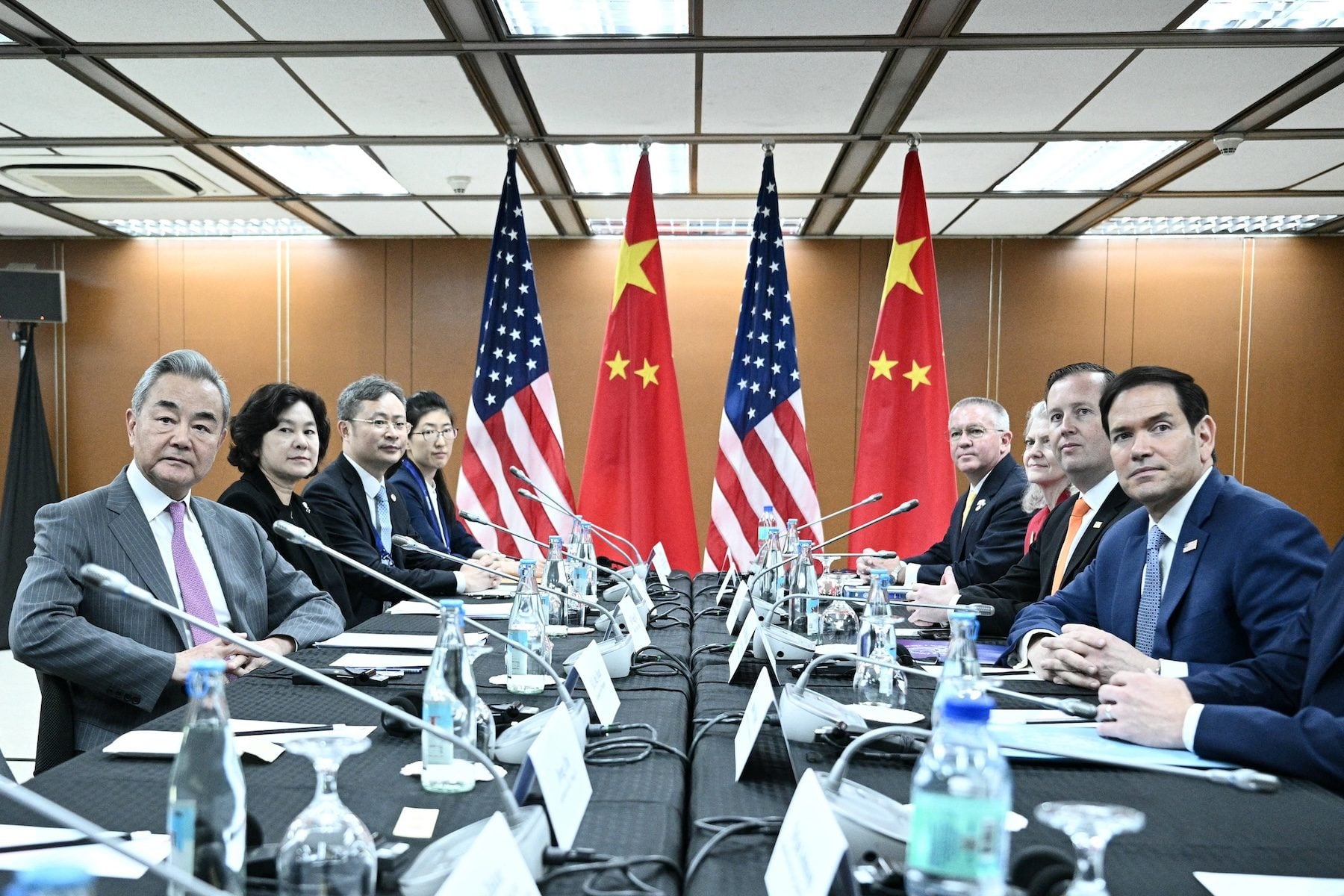 Rubio mantiene conversaciones con Wang Yi de China mientras potencias regionales se unen a la reunión de la ASEAN